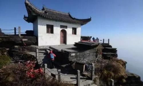 全球最“危险”寺庙，500年来“悬挂”于两千米高空，就在中国