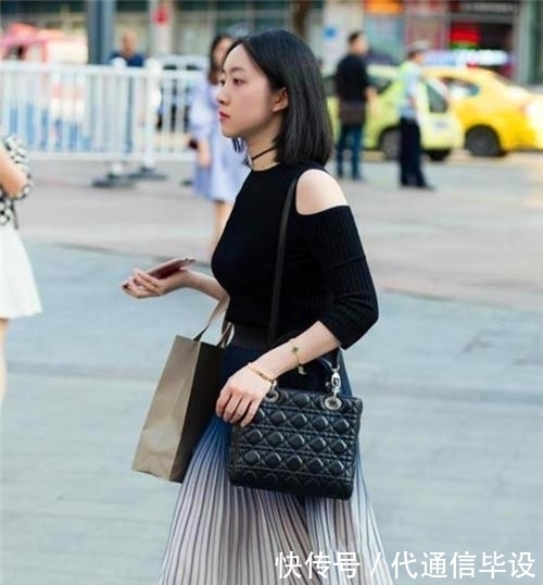  『小姐姐』街拍：身材圆润的小姐姐，大长腿十分亮眼，让人难忘