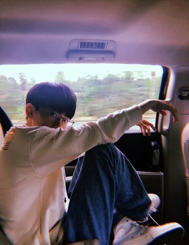 费启鸣被曝耍大牌？摸女星大腿？网友：滚出娱乐圈！