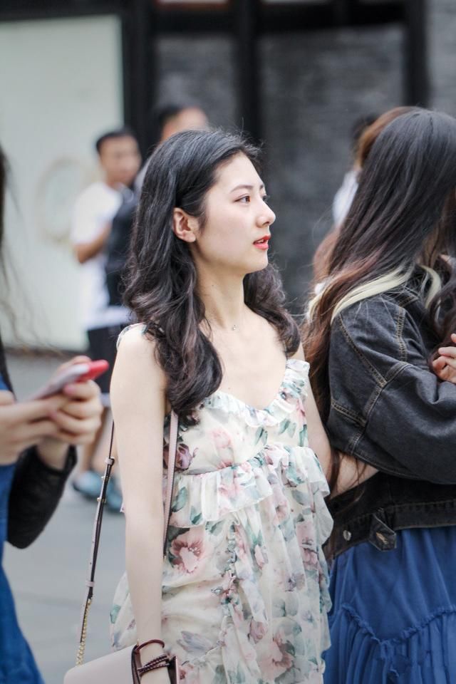 街拍，这几款轻熟风时尚穿搭，让秋天的你魅力倍增!