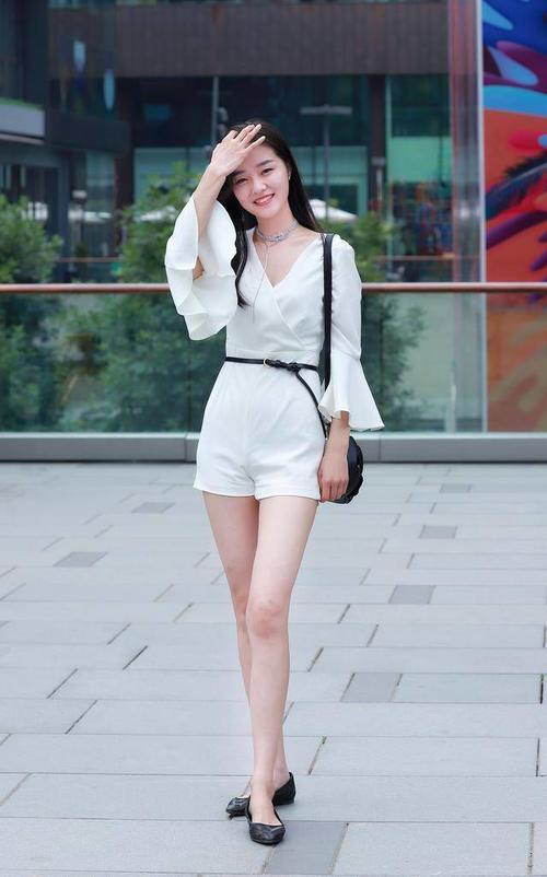 街拍：花容月貌的打底裤小姐姐女人味十足，令人赏心悦目！