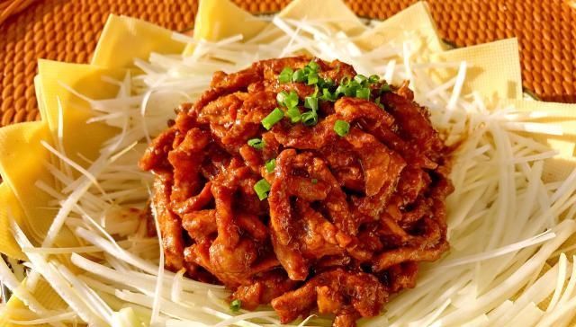  「交会」经典鲁菜品鉴，来品尝一下豆制品和肉的交会，京酱肉丝来啦