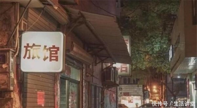 常见的火车站大妈，住一晚只需要30元，这背后到底藏着什么秘密