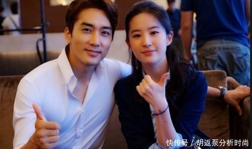 精致尖头高跟鞋,的配上白皙美脚,增添几分妩媚和女人味!!