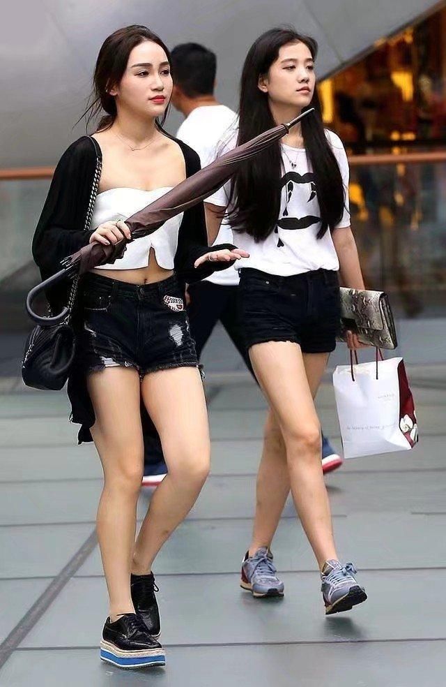 美女街拍：夏日炎炎，街上又多了不少气质小姐姐