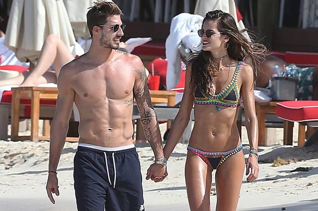 德国门将失落离场，维秘辣模女友透视装微笑臀上阵竟为劲敌加油