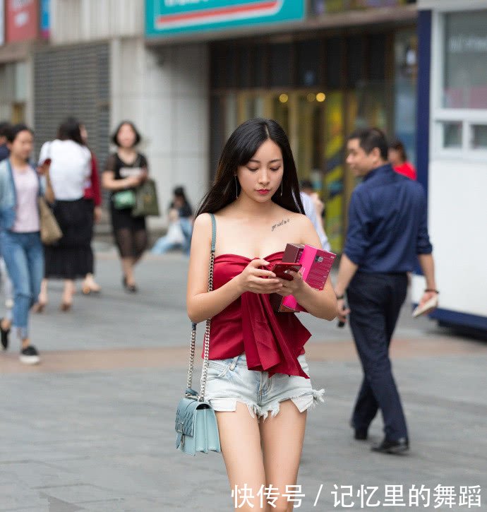 街拍甜美可爱风的妹子，秀出青春与美丽