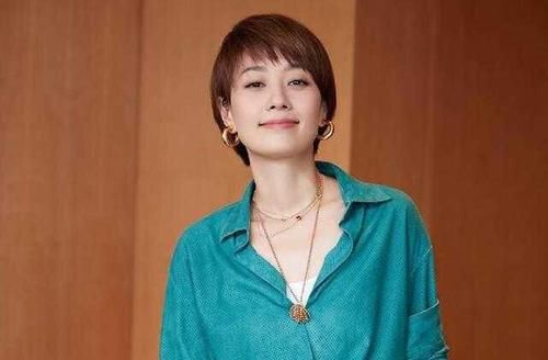  [马伊俐]马伊琍和Ella同穿绿色连衣裤，一个干练知性一个温柔随性，都挺美