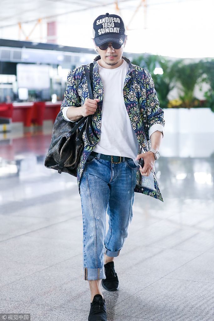 “全能大叔”赵立新穿“度假”衫配仔裤扮潮  扛大包走路生风似“