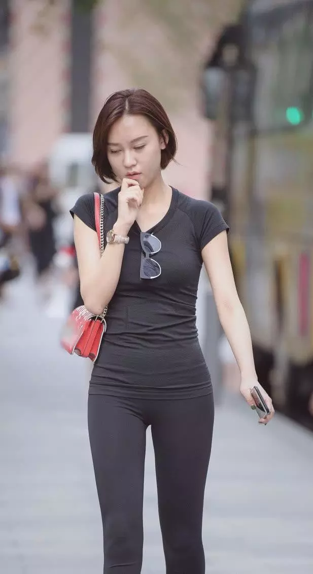街拍:健身美女紧身裤穿出优美身材,走在路上就是养眼!