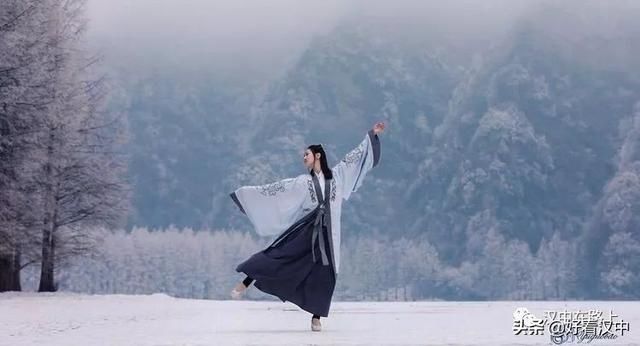 大雪过后的汉中龙池特别适合汉服摄影，不信你看