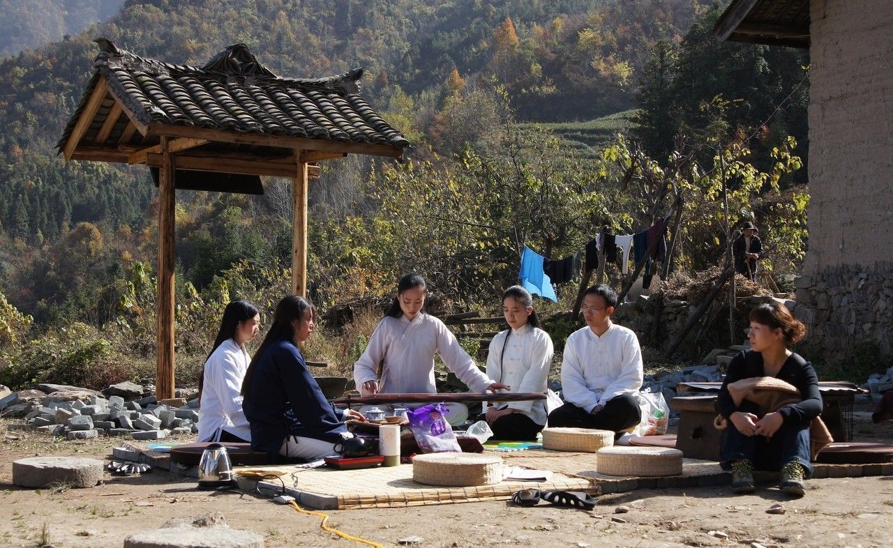 武当文化爱好者隐居大山修行，每天的诵读经文打坐修炼，逍遥自在