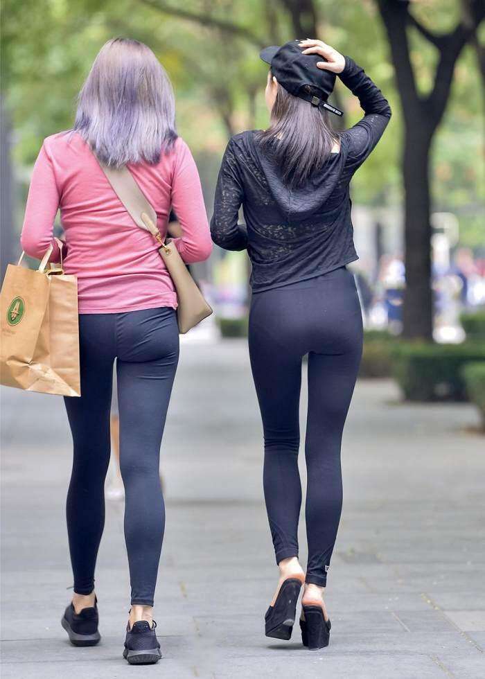 街拍: 紧身裤的姐妹花,都很好看啊