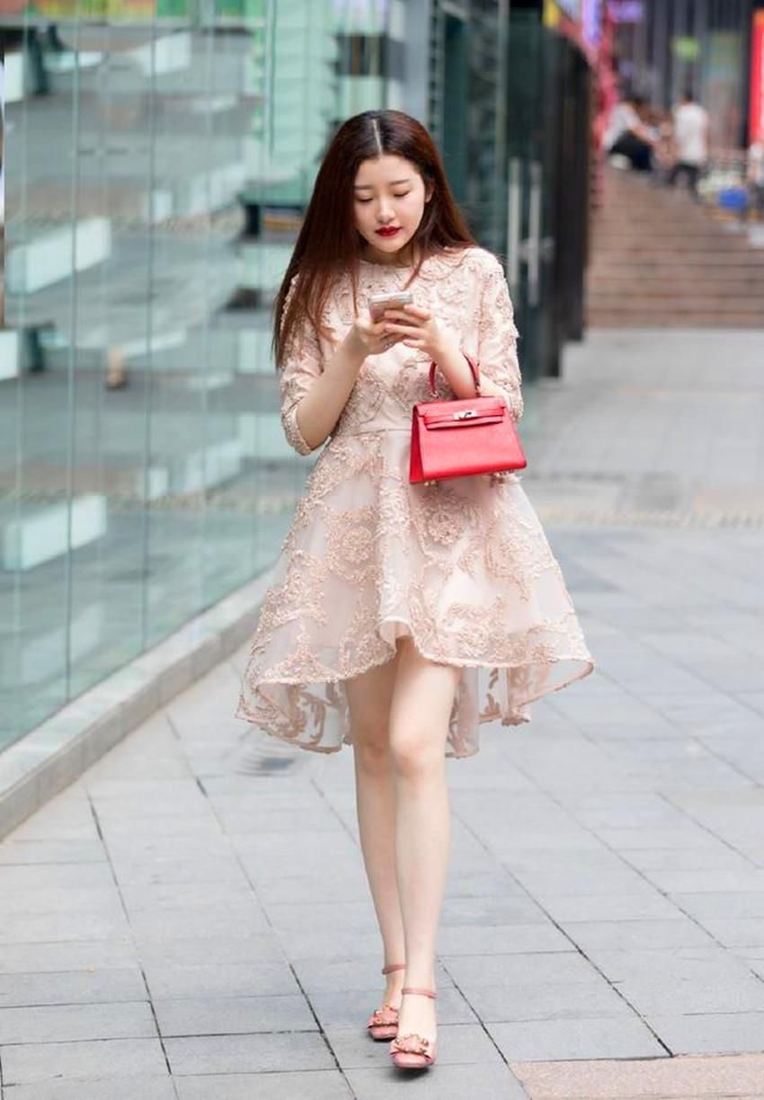 街拍:图1墨镜美女，穿短裙秀长腿，图4时尚美女，穿牛仔阔腿裤