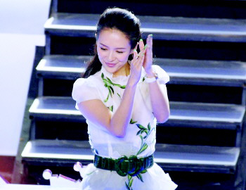 章子怡孕检二胎实锤，汪峰全程小心陪伴。网友：恭喜国际章