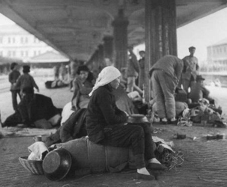 1947年的上海，这些黑白照片记录了上海人民的贫穷，恐惧