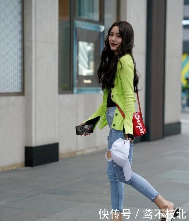 『气质』牛仔裤打造整体时尚的造型,轻松塑造出时尚达人的气质