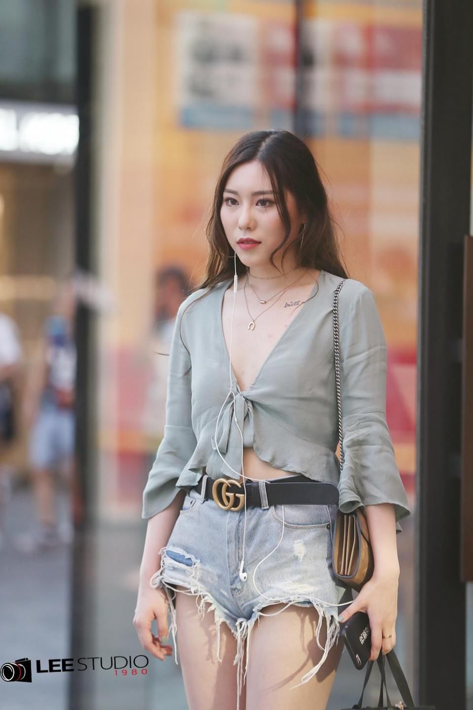 美女小衫加短裤嗨翻三里屯