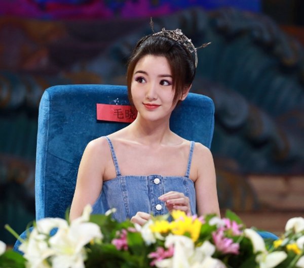 毛晓彤真会穿！吊带裙子上还有扣子，网友：就不怕开了吗？