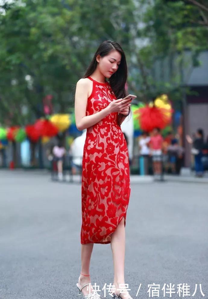 『显得』小姐姐一件吊带的上衣搭配上一条黑色的半裙,显得很有个性