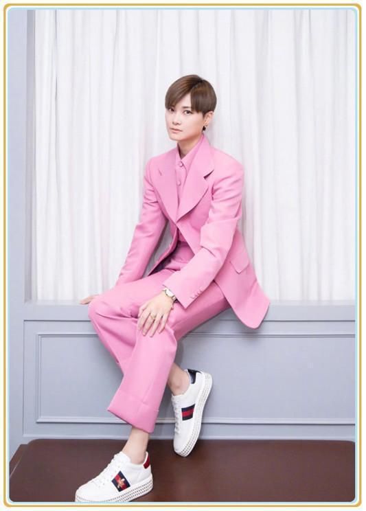 李宇春厉害！只穿一件衬衫就算了，还连解4个扣子，网友：真疯狂