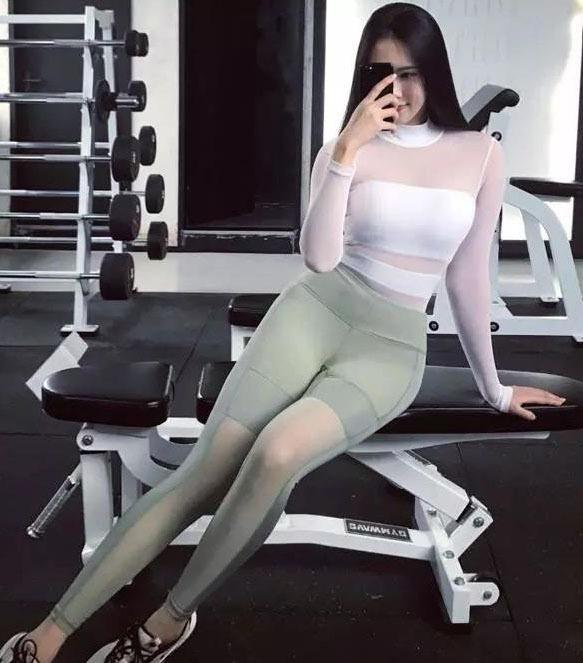 五官精致的小姐姐穿热裤，彰显青春与活力，筷子腿迷人