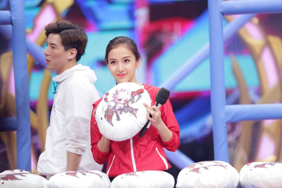 《快乐大本营》杨颖拍照姿势，图五自毁形象，图八宛如人间仙子