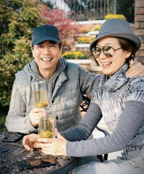  「厉玲」范明妻子晒美照气质出众，夫妻相拥幸福满满，笑容灿烂心情好