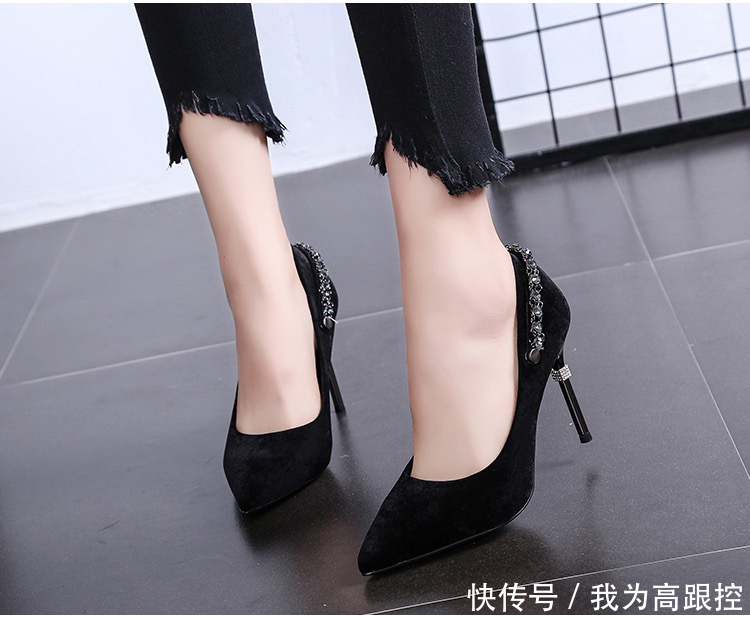 后鞋跟环绕着黑色金属链条的复古式高跟鞋