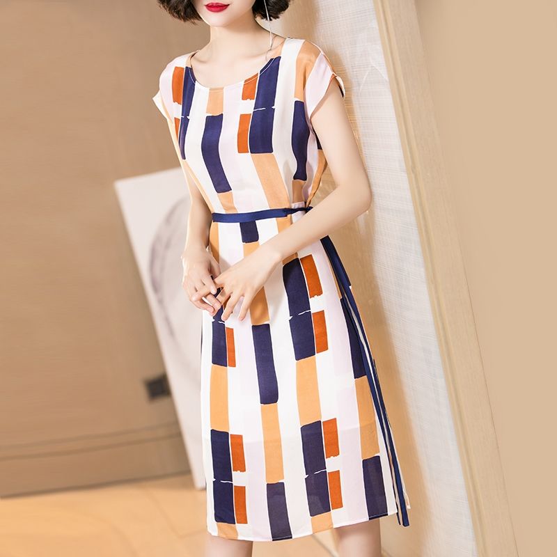 女人再穷也要打扮,特别是70后女人,三伏天这样穿凉快又洋气