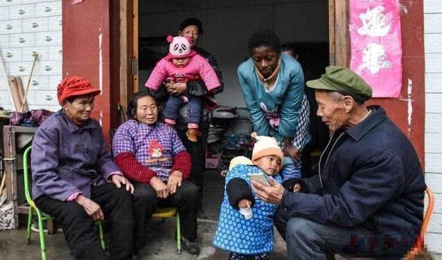  「非洲」非洲岳母在中国看到女儿农村生活，才知道为什么她要在中国居住