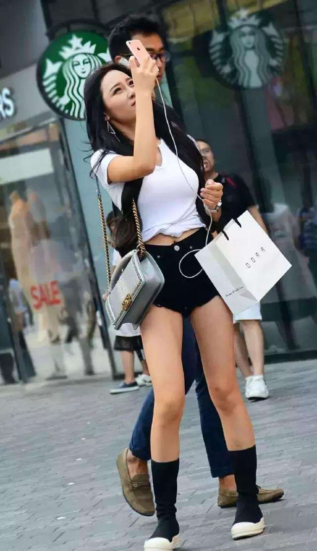 街拍: 穿紧身T恤和超短裤的美女, 肉肉的很好看