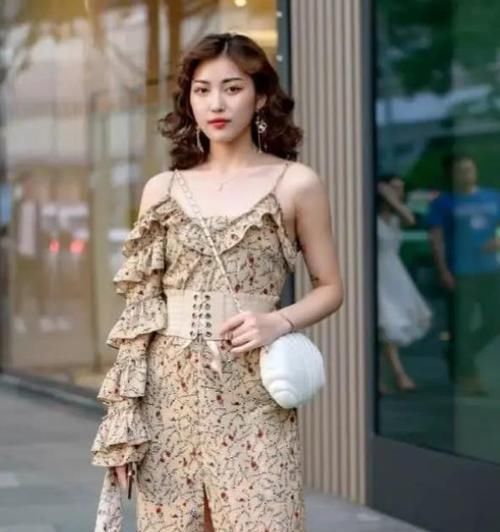 #美女#美女时尚街拍：沉鱼落雁的美女，一件碎花吊带的连衣裙，时尚优雅大方美丽
