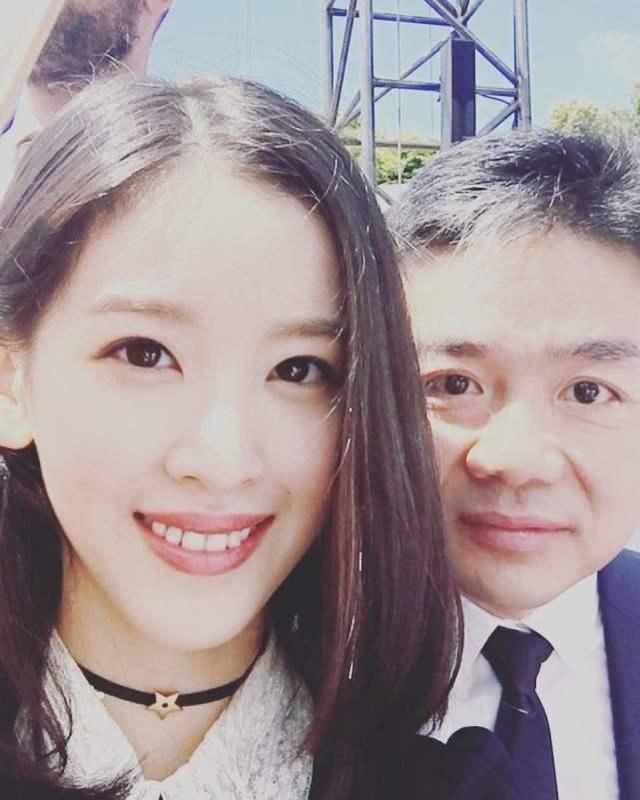 刘强东6年前的一条微博被曝,称路边的野花那么美,网友:神预言