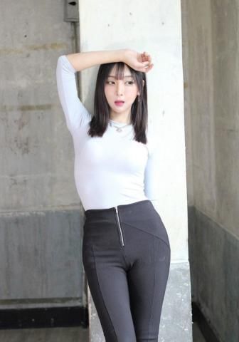 微胖的打底裤美女，女人味十足，富有弹性