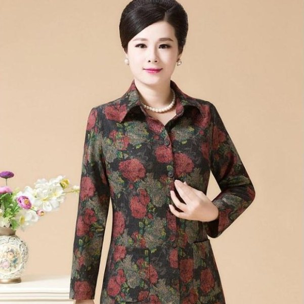 今年流行的薄风衣，一款比一款洋气百搭，50岁妈妈穿上美爆了