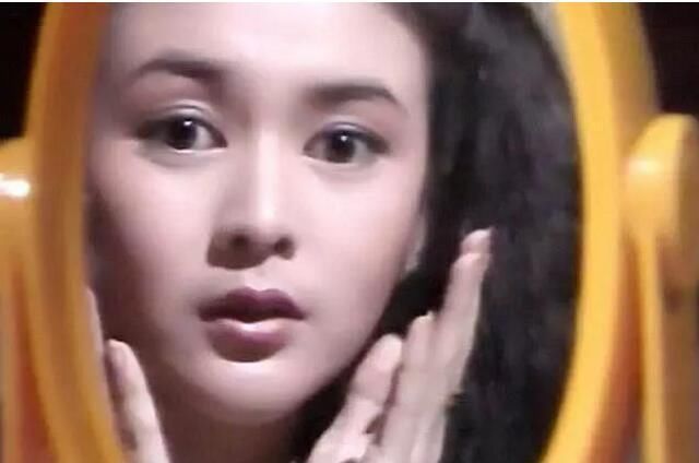#陈美琪#关之琳与光头男再出街,带两保姆专门遛狗,告别富商的她终成女神