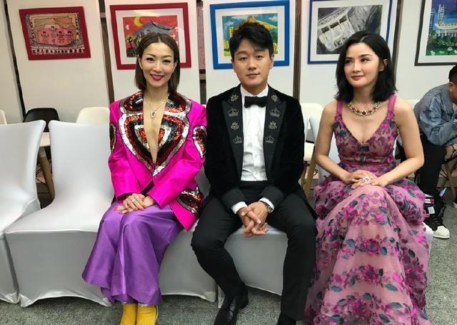 46岁郑秀文解锁新时尚，外套只穿一半 鞋子不同色，网友：就服你