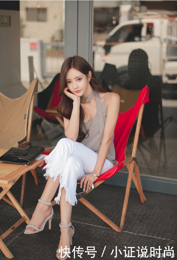 街拍:孙允珠清新脱俗,凸显妹子不俗青春活力!