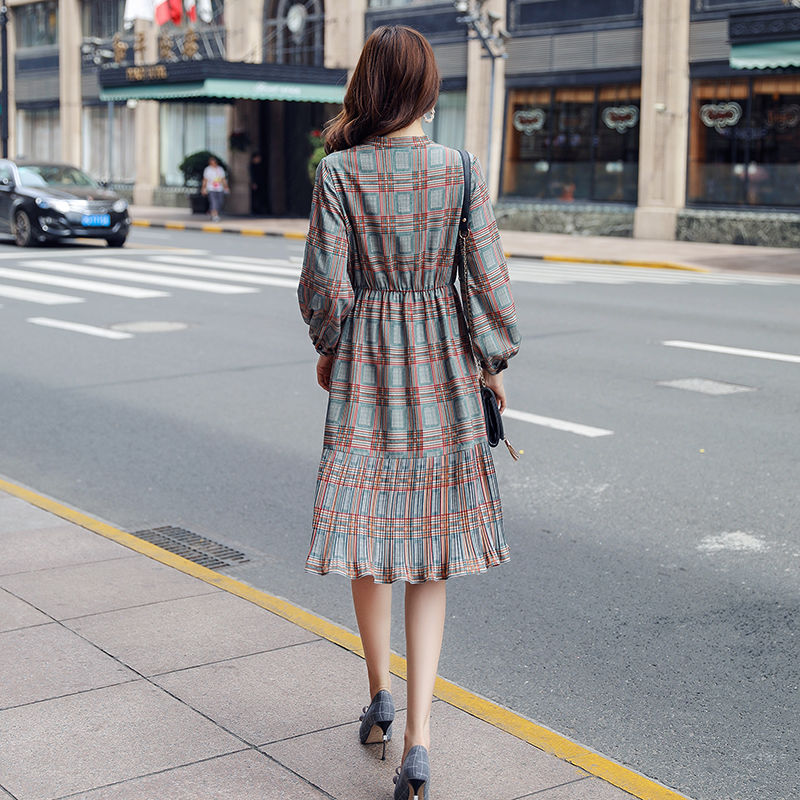 老公的眼光真好,给我新买的连衣裙,没想到这么漂亮,让人心动