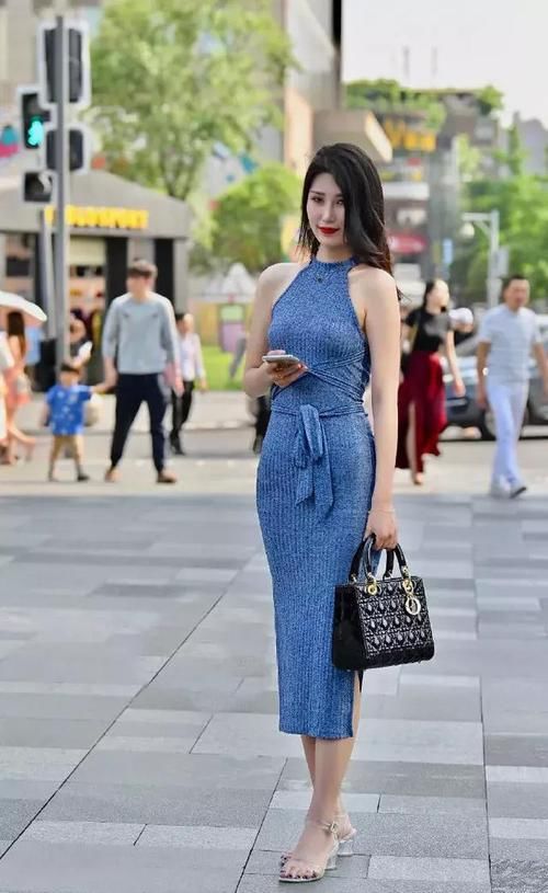  「气质」街拍：小姐姐一件白色的衬衫搭配一条银灰色的包臀裙，美极了