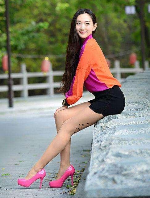 紧身裤简单大方，穿着既有舒适度又有时尚感，上身有一种风度感