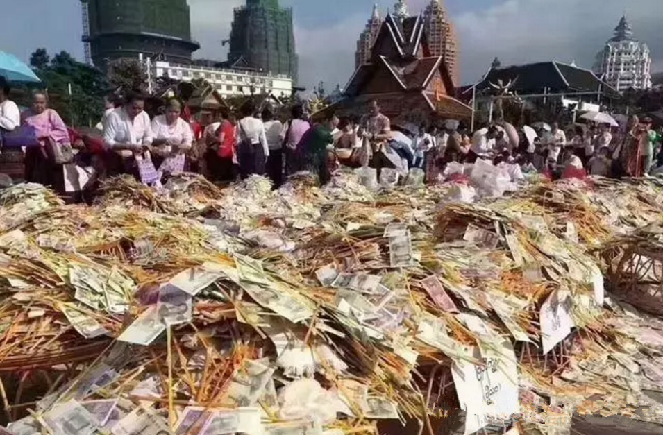 中国最“赚钱”的寺庙：钱铺一地，僧人每天用袋子装钱