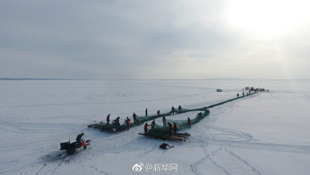 “踏雪寻鱼”、凿冰开眼 你见过冬天渔民捕鱼吗？