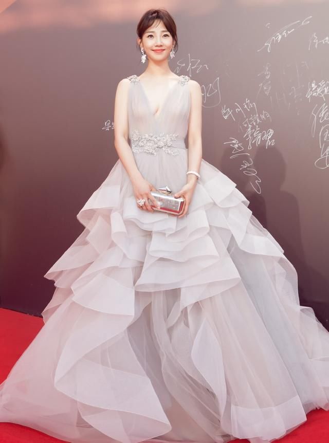 白百何穿轻透视薄纱裙现身,好身材藏不住,网友:好想娶回家!