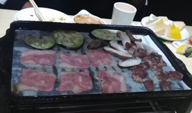 「服务员」吃自助烤肉，服务员不停的问你要不要换纸？其实是他们的一种暗示