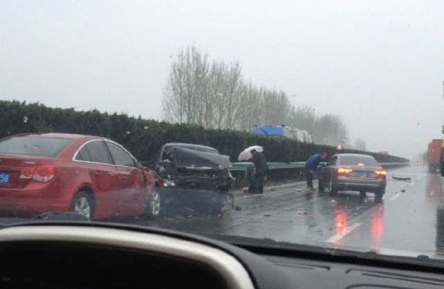在高速上遇到暴雨是继续开车还是停在应急车道上？交警：不懂很亏