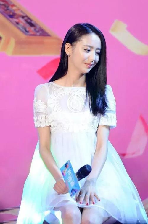 同样是88斤的佟丽娅与周冬雨,同穿粉色吊带裙,差距为何如此之大