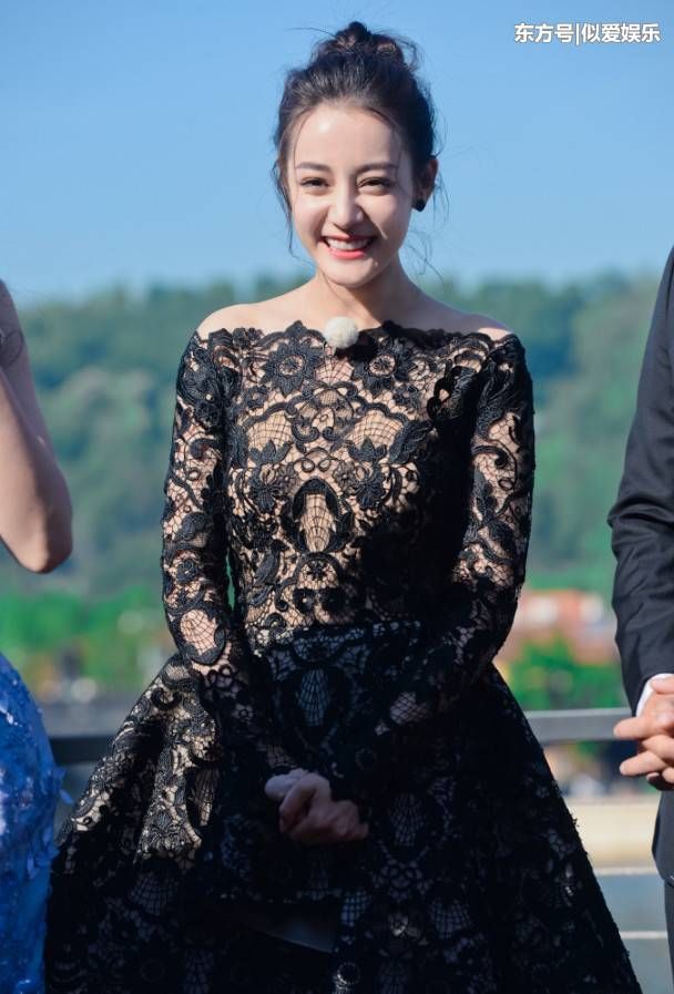 盛世美颜的热巴却被一条蕾丝裙拉低颜值 乍一看还以为是个大妈!