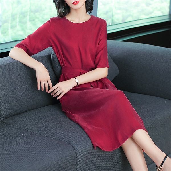 丰满的女人不穿紧身衣，瞧下面女人这样穿，凹凸性感身材风情万种